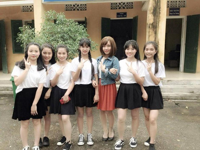 Cô giáo Hằng và những học trò của mình.