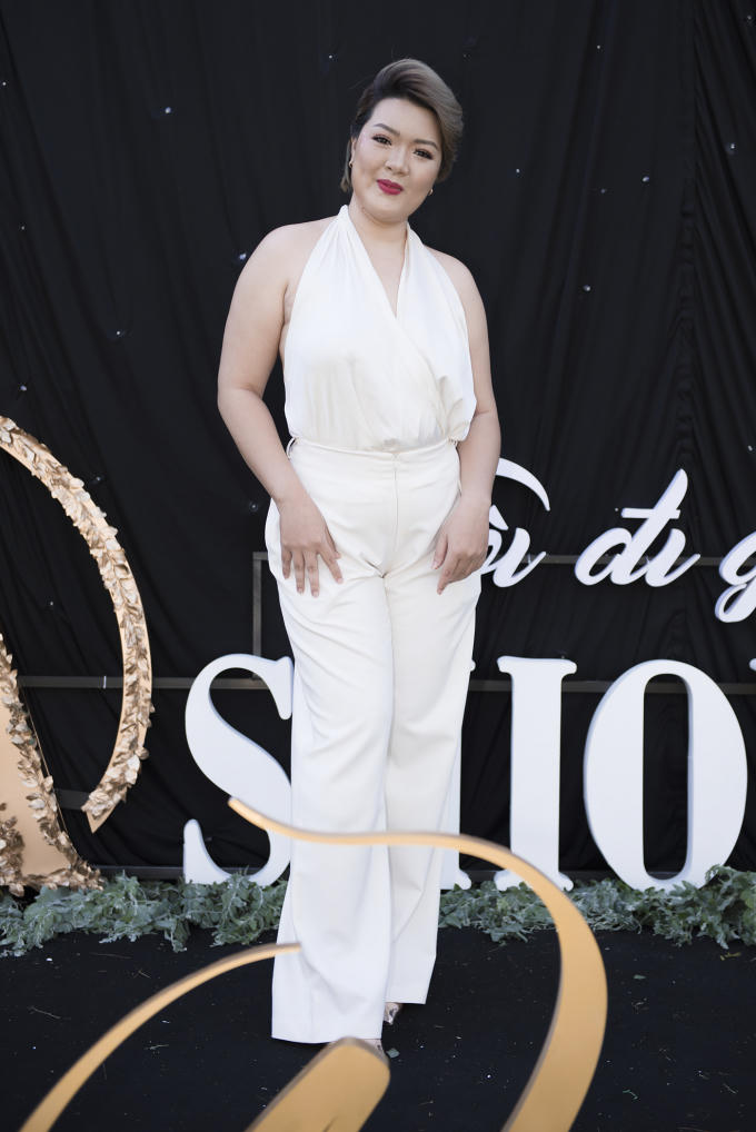 Nữ ca sĩ Âu Bảo Ngân với mái tóc ánh kim cá tính, người mẫu Huỳnh Tiên với làn da đen đặc trưng cũng mang đến thảm đỏ của show diễn nhiều màu sắc khác nhau