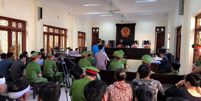 Quang cảnh phiên tòa sáng ngày 1/11.