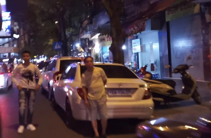 Ô tô cũng được trông và xếp dọc các tuyền phố.