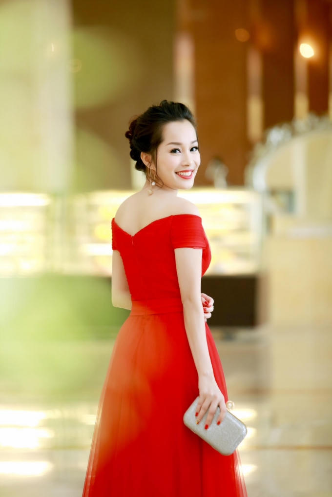 Cô sở hữu gương mặt ưa nhin, nhan sắc mạn mà khiến người đối diện xiêu lòng.