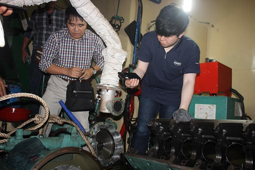 Chuyên gia Hàn đang kiểm tra máy cho ngư dân Bình Định. Ảnh:D.T