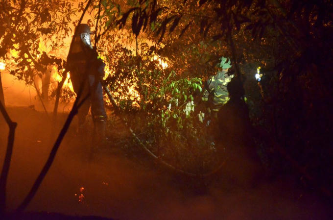Cháy gần 100 ha rừng, hơn 2.000 người trắng đêm dập lửa