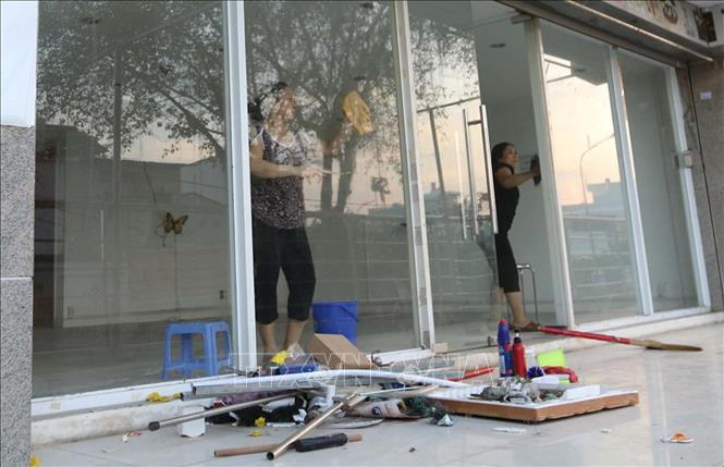 Cư dân block A, chung cư Carina Plaza trở về thu dọn để mở cửa lại quán cà phê Yuki ở tầng 1.