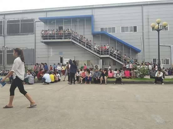 Bắc Giang: H&agrave;ng trăm c&ocirc;ng nh&acirc;n đ&igrave;nh c&ocirc;ng giữa trời mưa