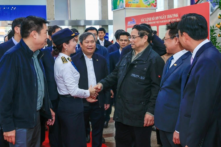 Thủ tướng kiểm tra công tác phục vụ vận tải Tết tại ga Hà Nội.