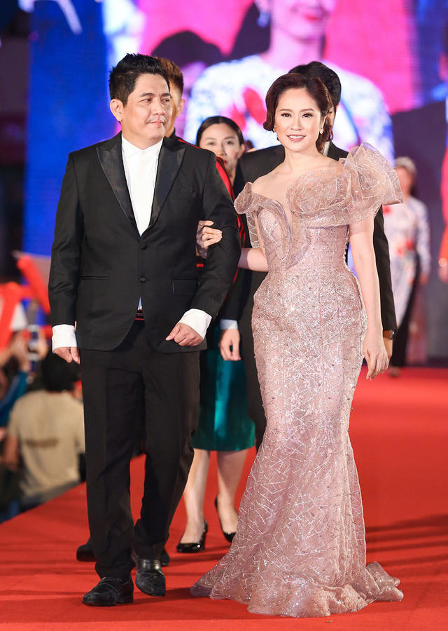 Đạo diễn Đức Thịnh sánh đôi cùng bà xã Thanh Thúy.