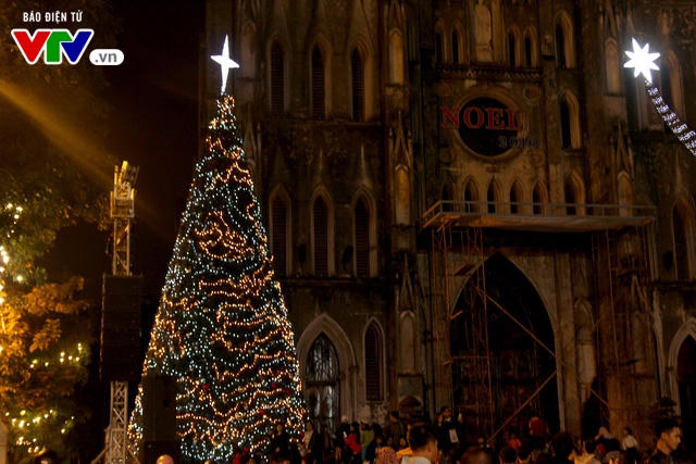 Cây thông Noel khổng lồ, rực rỡ màu sắc được dựng trước nhà thờ, thu hút rất đông khách tới chiêm ngưỡng, chụp ảnh