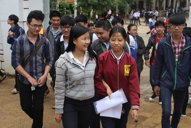 Thí sinh hớn hở khi thi xong môn Văn.