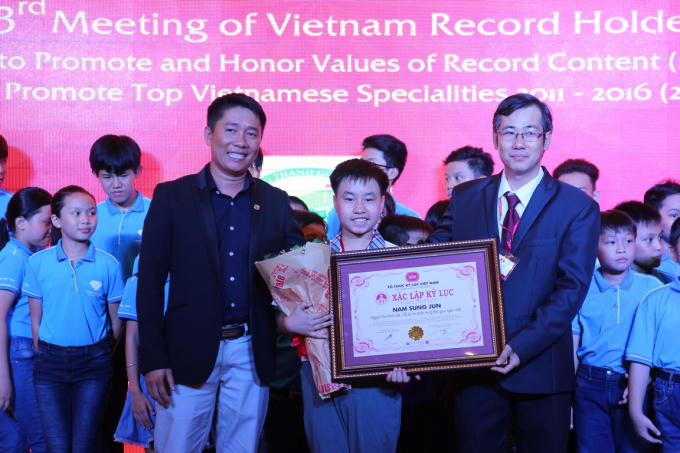 Cậu b&eacute; người H&agrave;n gốc Việt Nam Sung Jun, một th&agrave;nh vi&ecirc;n của đội tuyển Kỷ lục gia Si&ecirc;u Tr&iacute; Nhớ&nbsp;x&aacute;c lập kỷ lục với danh hiệu Người nhớ ch&iacute;nh x&aacute;c 120 số nhị ph&acirc;n trong thời gian ngắn nhất.
