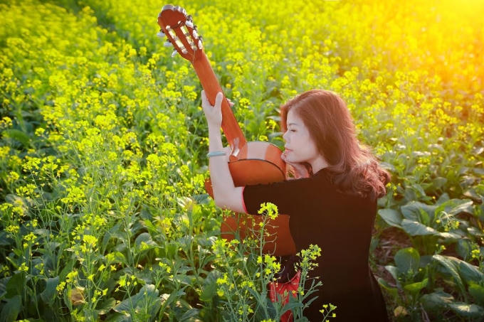 Mê mẩn cánh đồng hoa cải vàng bên sông Hồng