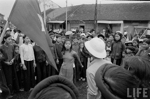 Nhân dân khắp nơi đủ mọi lứa tuổi ùa ra đường cầm lá cờ đỏ sao vàng và hát bài "Tiến quân ca".