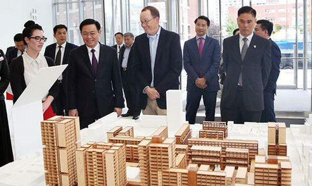 Đoàn Việt Nam thăm Viện Công nghệ Massachusetts.