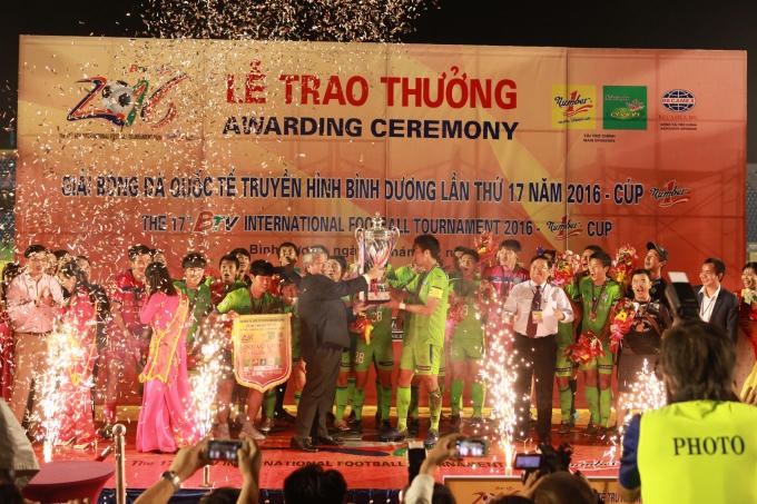 Các cầu thủ Shonan Bellmare nâng cao chiếc cup vô địch mùa giải thứ 17.