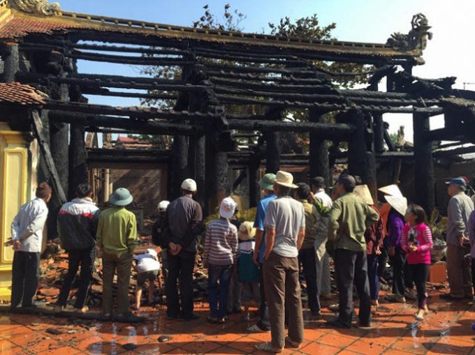 Người dân không khỏi xót xa trước vụ hỏa hoạn thiêu rụi ngôi đình cổ. (Ảnh: Duy Nghĩa)