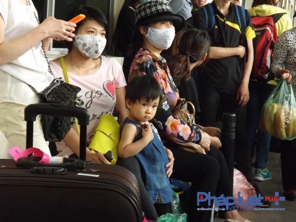 Dòng người chen chúc nhau phía trong bến xe Mỹ Đình.