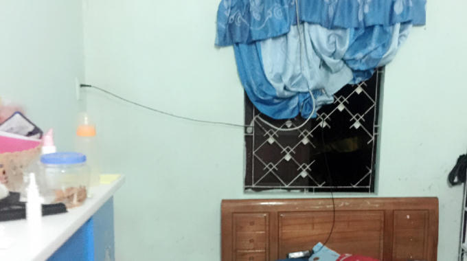 Đồ đạc trong phòng bị xáo trộn.