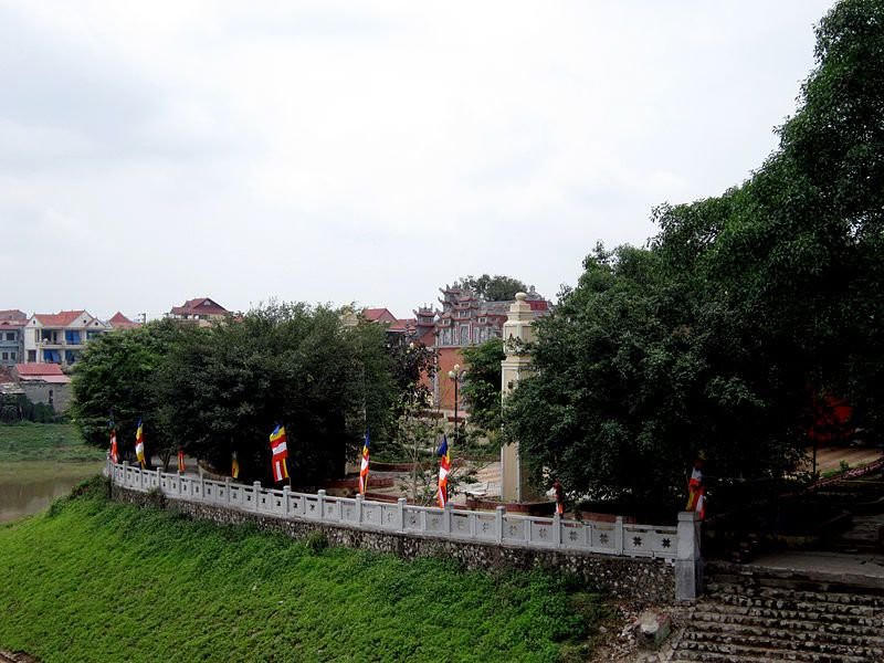 Ngôi chùa thiêng soi bóng bên sông Kỳ Cùng thơ mộng.