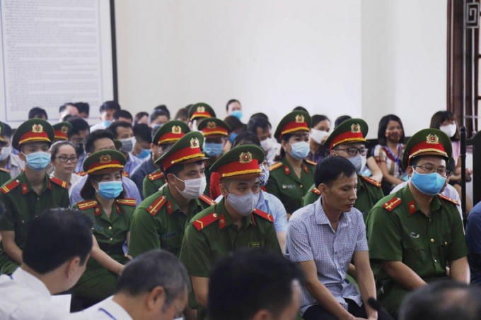 Các bị cáo trong vụ gian lận thi cử ở Hòa Bình. Ảnh: TP