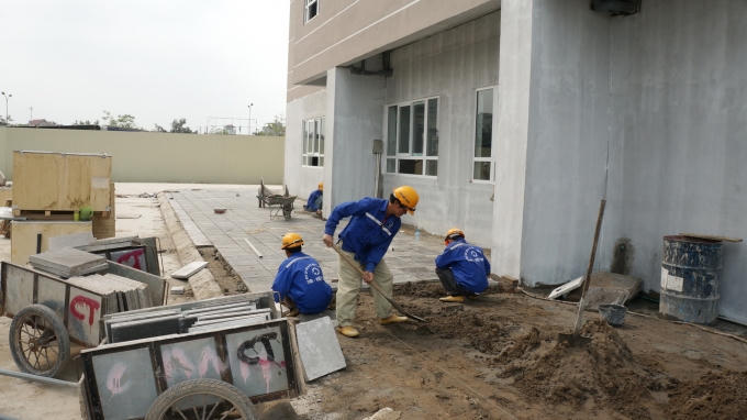 Công nhân đang khẩn trương thi công nốt một số hạng mục công trình