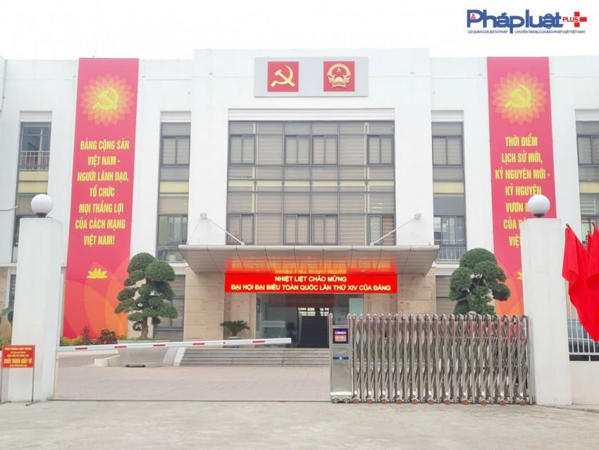 Trụ sở Đảng uỷ HĐND-UBND phường Xuân Phương rực rỡ cờ hoa chào mừng sự kiện Đại hội Đại biểu toàn quốc lần thứ XIV của Đảng.