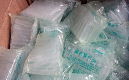 Cả thùng hóa chất Trung Quốc 1.800 ống trong cơ sở sản xuất giá của bà Phượng. Ảnh: Đỗ Trường
