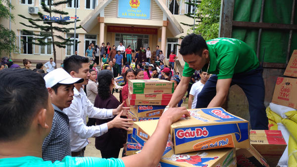 Vượt gần 300km, đoàn thiện nguyện đã mang đến niềm vui cho những bếp ăn của các gia đình nghèo thêm ấm cúng. (Ảnh: Anh Thắng)