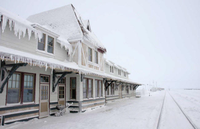 Churchill, Canada: Thị trấn ở v&ugrave;ng Manitoba được coi l&agrave; thủ đ&ocirc; của gấu bắc cực tr&ecirc;n thế giới. Nhiệt độ trung b&igrave;nh ở đ&acirc;y v&agrave;o m&ugrave;a đ&ocirc;ng l&agrave; -26 độ C.