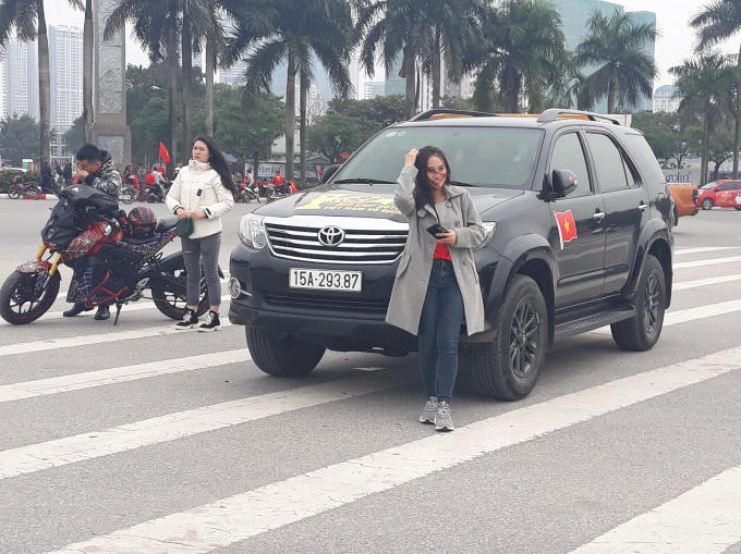 Một cổ động viên từ Hải Phòng cũng đã lên đây từ rất sớm.