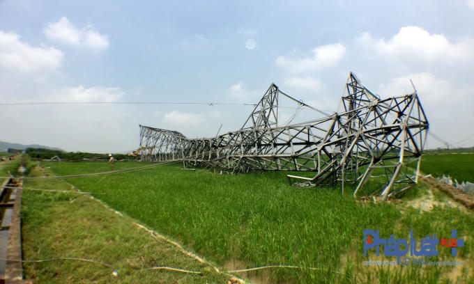 Cột điện tiền tỷ nay đã trở thành đống sát vụn.