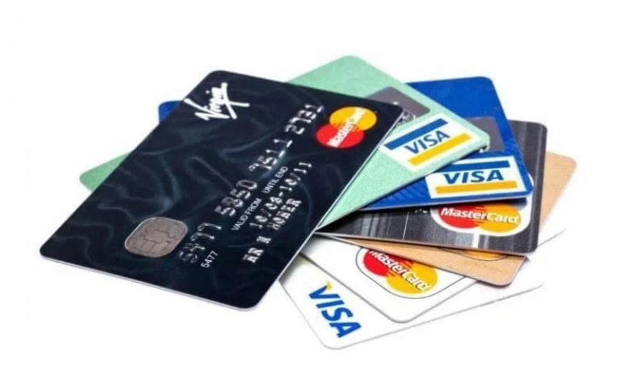Khi phát hành thẻ, các tổ chức phát hành thẻ (TCPHT) bắt buộc phải gặp mặt trực tiếp và thực hiện đối chiếu khớp đúng thông tin sinh trắc học của khách hàng cá nhân. Ảnh Internet