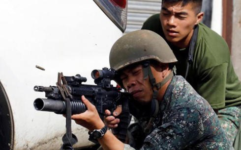Một lính thủy quân lục chiến Philippines ngắm phiến quân Hồi giáo Maute ở Marawi. Ảnh: Reuters.