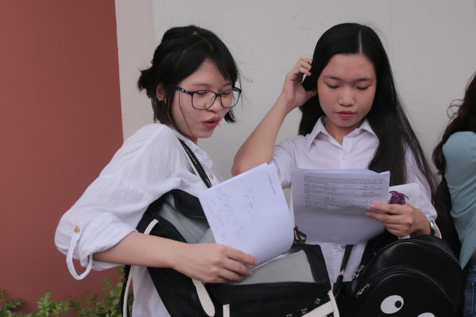 Thí sinh Khánh Linh, (phía phải) Cho biết đối với bài thi tổ hợp em có lo lắng nhưng chút thôi vì thấy Ngữ văn, Toán khá dễ chịu, vừa sức. Chủ yếu mấy môn thi đại học, các môn tốt nghiệp cố gắng bám sát sách giáo khoa chắc không vấn đề.