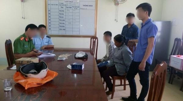 Đối tượng cùng tang vật bị bắt giữ tại Chi cục Hải quan Chi Ma . Ảnh: Hoàng Trung