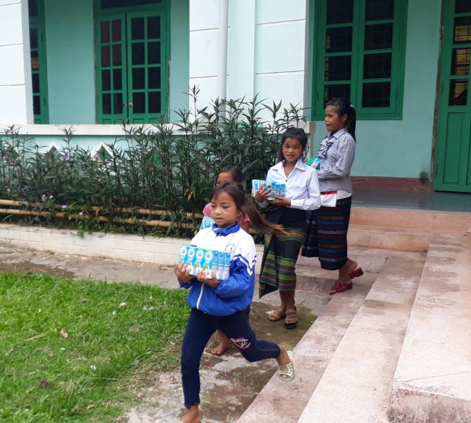 Học sinh Trường Thượng Trạch (Quảng Bình) nhận sữa.
