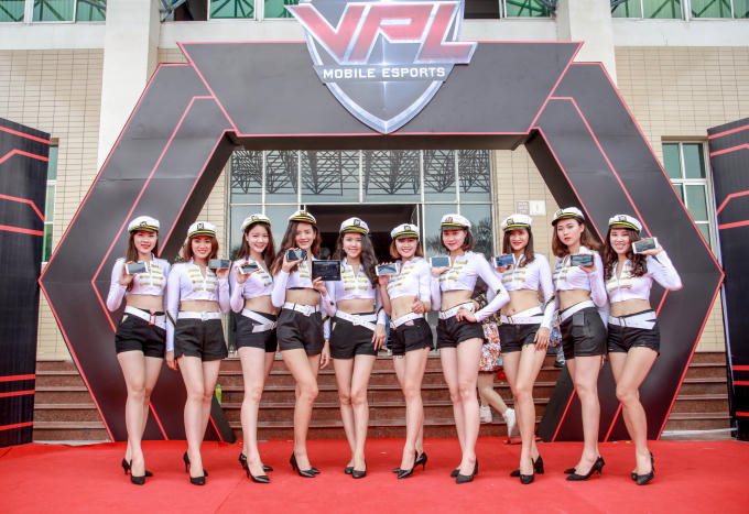 Đội nữ vũ công có mặt nhằm khuấy động chương trình.