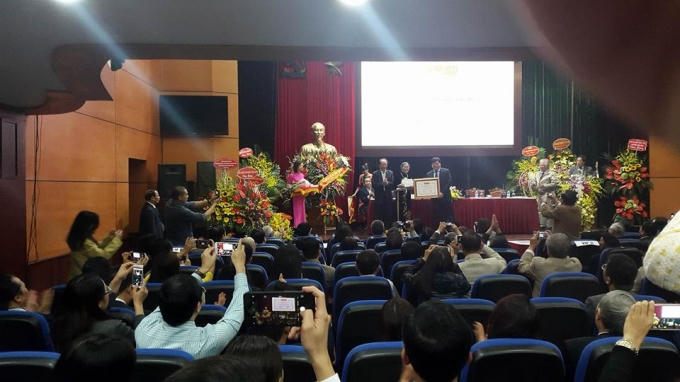 Đồng chí Nguyễn Thế Kỷ trao giải thưởng Đào tấn cho phu nhân ông Trương Minh phương.