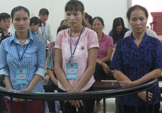 Ba bị cáo trước vành móng ngựa trong phiên tòa