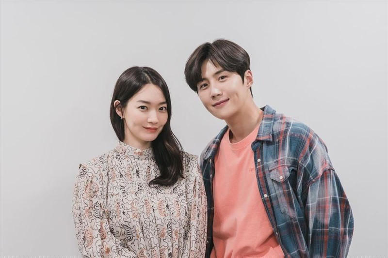 Kim Seon Ho và Shin Min Ah đóng cặp trong bộ phim Hometown Cha-Cha-Cha đang gây ấn tượng với diễn xuất lôi cuốn, nhận được nhiều lời khen.