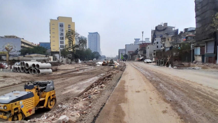 Đoạn từ Bệnh viện Phụ sản Hà Nội đến đoạn giao Voi Phục một nửa đã thảm nhựa, nửa còn lại đang được đổ cát, cấp phối đá dăm.