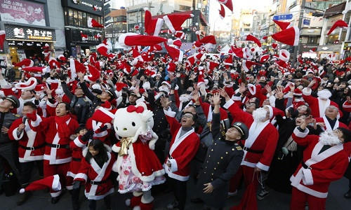 Đông đảo “ông già Noel” trên đường phố thủ đô Seoul, Hàn Quốc, ngày 24/12. Ảnh: EPA.