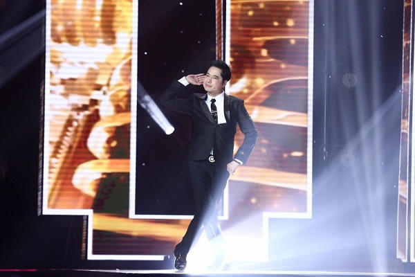 Thần tượng Bolero 2017 tập 5: “Chết cười” với màn đọ catwalk của 4 HLV với hotboy 1m8