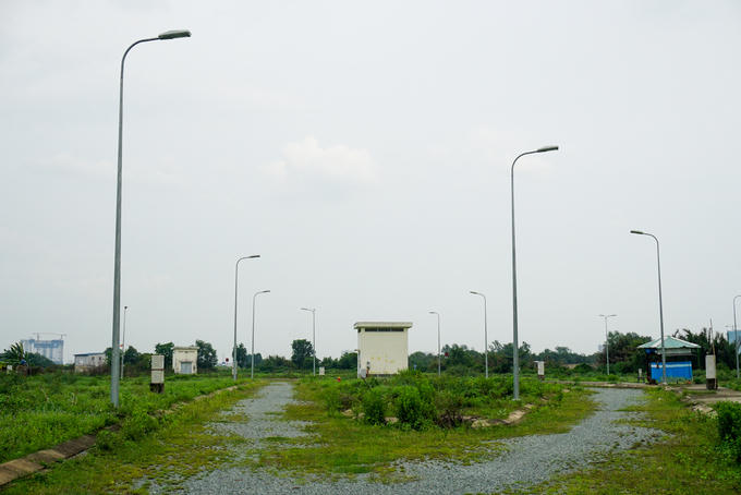 Các tuyến đường nhánh không được sử dụng, cỏ dại phủ kín gần hết mặt đường, vỉa hè. Hệ thống đèn chiếu sáng rải rác vài con đường nhưng chỉ hoạt động một phần trong nhiều năm qua.