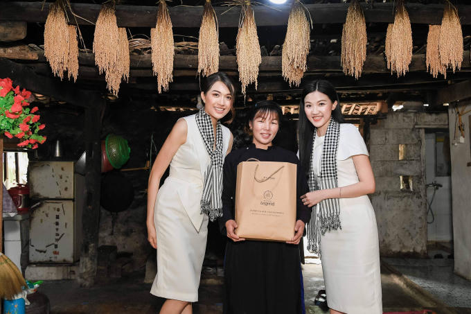 Các người đẹp hoa hậu vượt núi tặng sách cho thanh niên vùng cao