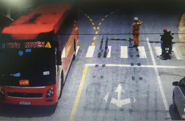 Xúc động hình ảnh CSGT Bắc Giang chào đoàn y bác sĩ chi viện chống dịch COVID-19