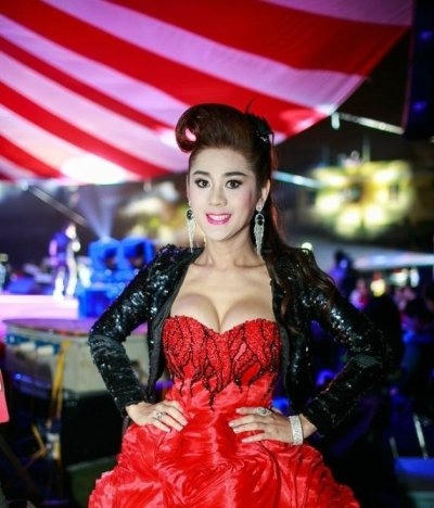 Lâm Chi Khanh cũng tự thừa nhận mình có bộ ngực đẹp nhất Việt Nam.