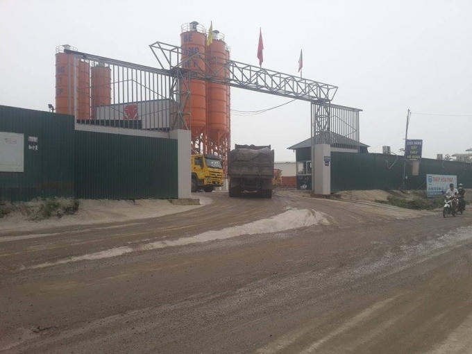 Các xe tải chở nguyên vật liệu, xe chuyên chở bê tông vẫn ra vào tấp nập và chưa có dấu hiệu dừng lại.