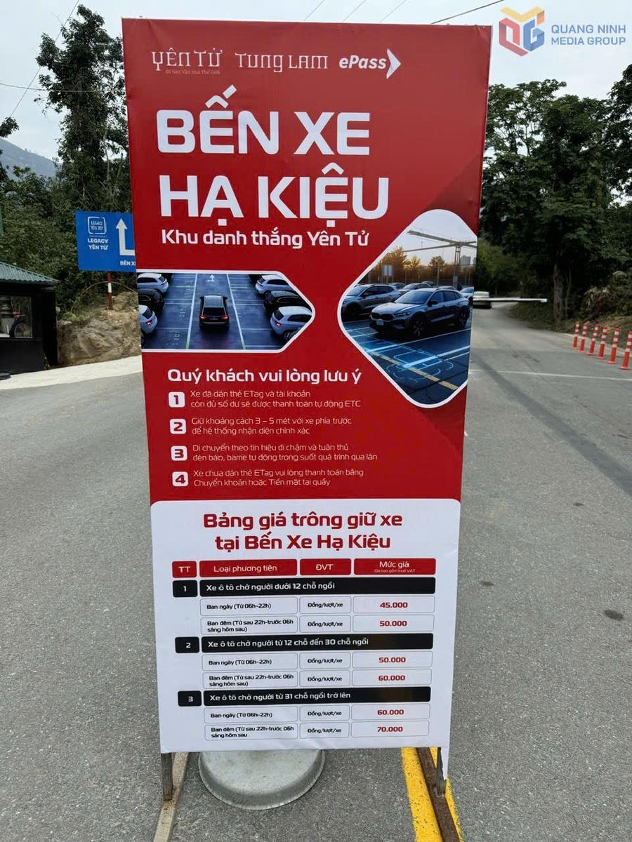 Bảng thông tin bến xe Hạ Kiệu – nơi áp dụng miễn phí trông giữ ô tô, xe máy phục vụ người dân và du khách hành hương về Yên Tử.