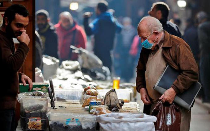 Người dân Lebanon chờ nhận hàng cứu trợ.