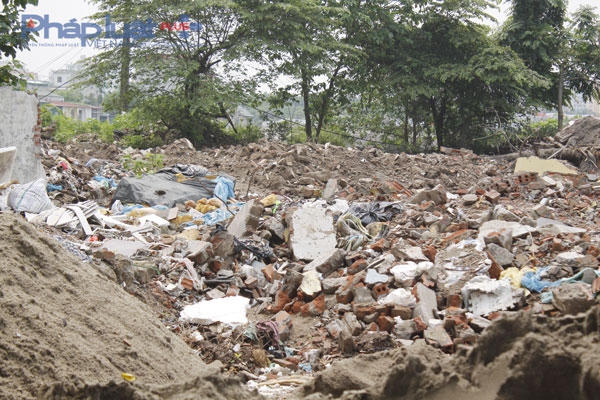 Tình trạng này diễn ra khá lâu đã ảnh hưởng tới cuộc sống của người dân, ô nhiễm môi trường và làm mất mĩ quan đô thị.